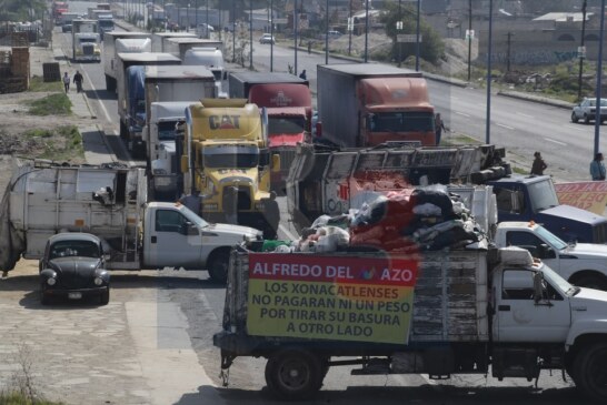 Bloquean la Toluca-Naucalpan por clausura de tiradero en Xonacatlán