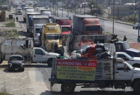 Bloquean la Toluca-Naucalpan por clausura de tiradero en Xonacatlán