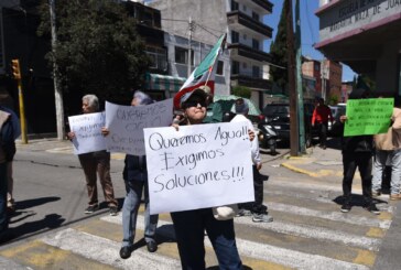 Vecinos de Toluca bloquean calles por falta de agua