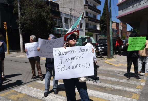 Vecinos de Toluca bloquean calles por falta de agua