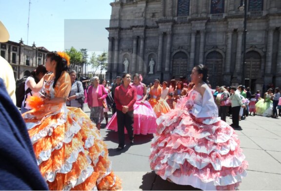 Festeja Toluca a 108 quinceañeras con fiesta y todo.