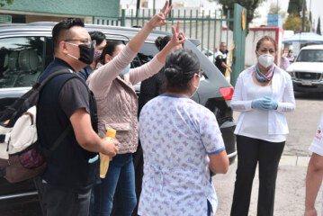 Entrega presidenta de UAS insumos a personal médico que combate el covid-19