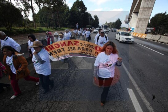 Marchan comuneros contra el mal gobierno, pero afectan a los que circulan por la libre.