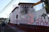 Queman portón y colocan pintas en una casa del Partido de MORENA