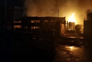 Sofocan incendio de fábrica de químicos