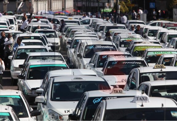 Se manifiestan taxistas en contra de la gaceta para dar más seguridad al usuario.