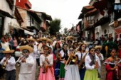 Llena “comparsa de las almas» de magia, misticismo, música y color las calles de Valle de Bravo