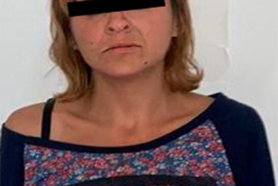 Policías de la secretaría de seguridad detienen a una mujer por el delito de violencia familiar