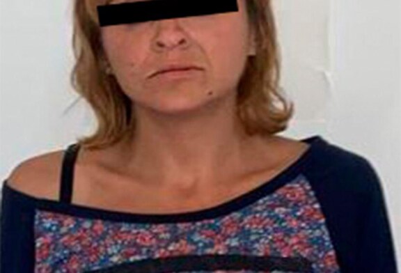 Policías de la secretaría de seguridad detienen a una mujer por el delito de violencia familiar