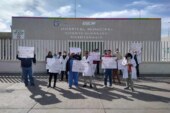 Por desabasto de medicinas, médicos se manifiestan en hospitales de Toluca.