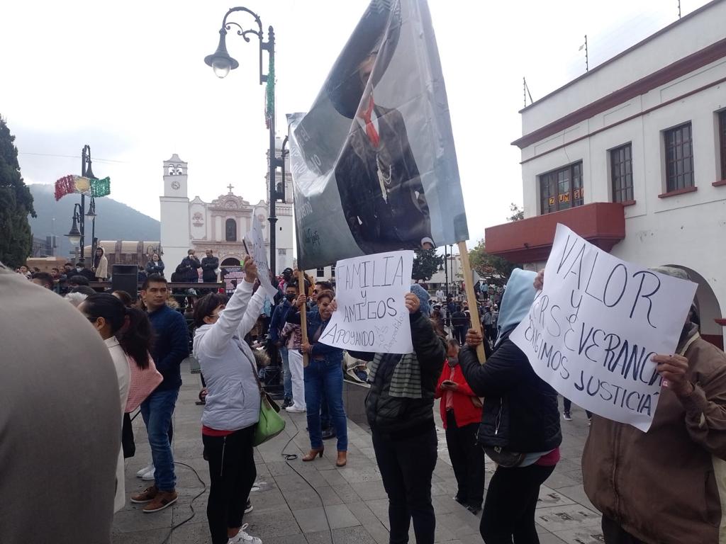 Policía de Atlacomulco, impide el paso a manifestantes durante informe de alcaldesa de Atlacomulco.