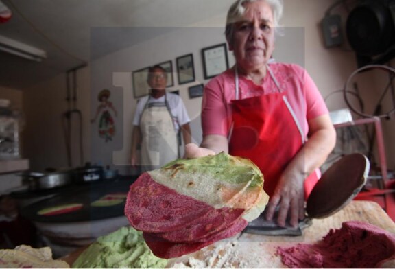 Las tortillas tricolor, una opción más en la gastronomía toluqueña.