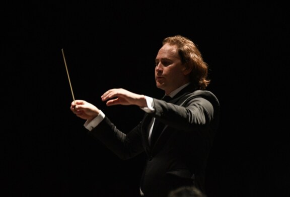 Debuta Christian Vásquez como director al frente de la orquesta sinfónica del Estado de México