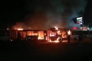 Dos unidades de mexibus línea 1 fueron incendiadas la madrugada de este viernes.