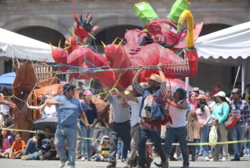 Queman a los Judas en la plaza de la ciudad.