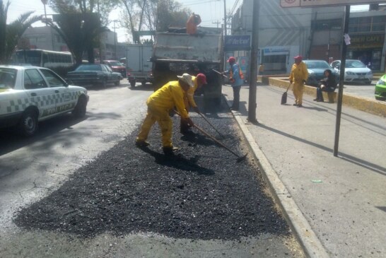 Continúa el trabajo permanente de bacheo en Toluca