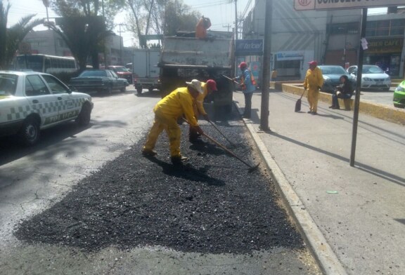 Continúa el trabajo permanente de bacheo en Toluca