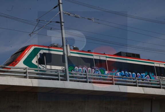 Grafitean el tren antes de que lo inauguren