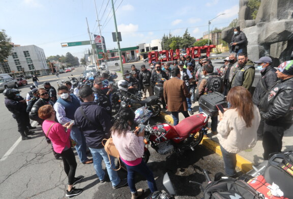 Motociclistas inconformes con propuesta de Toluca para portar chalecos con los números de placas