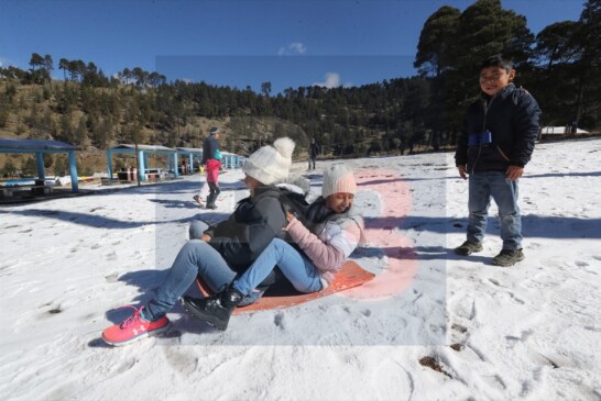 Llegan turistas al Nevado de Toluca