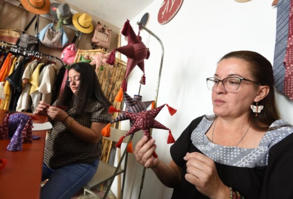 Arte Tenancingo transforma la tradición: Rebozos en Piñatas para navidad.
