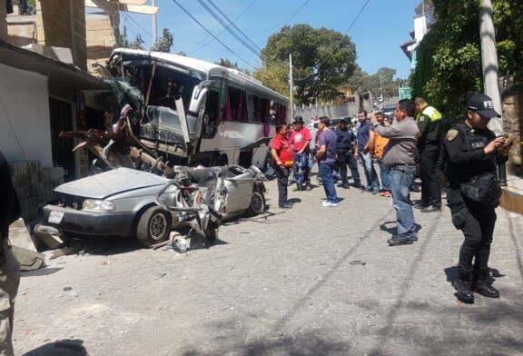 Tres personas fallecidas y 19 lesionadas deja choque de autobús en Valle de Bravo