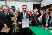 Fernando Flores recibe constancia como presidente de Metepec