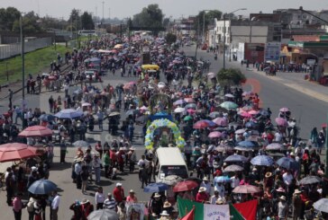 Cinco mil fieles a San Cristóbal marchan por las calles de Toluca.