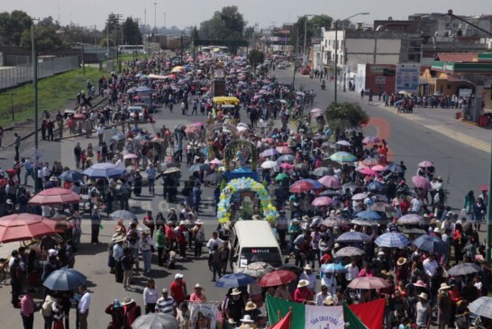 Cinco mil fieles a San Cristóbal marchan por las calles de Toluca.