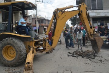 Ante la falta de atención del Ayuntamiento de Toluca, pobladores de Yachihuacaltepec se ponen las pilas con el bacheo y luminaria