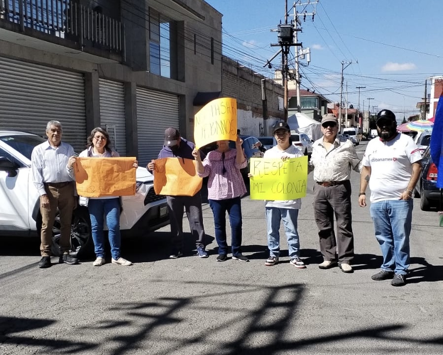 Vecinos de la Juárez en Toluca, le cierran el paso a autobuses