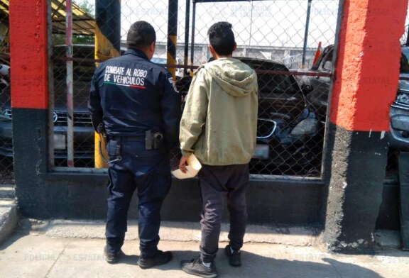 Localizan una motocicleta dentro de un lote de autos, momentos después de haber sido robada