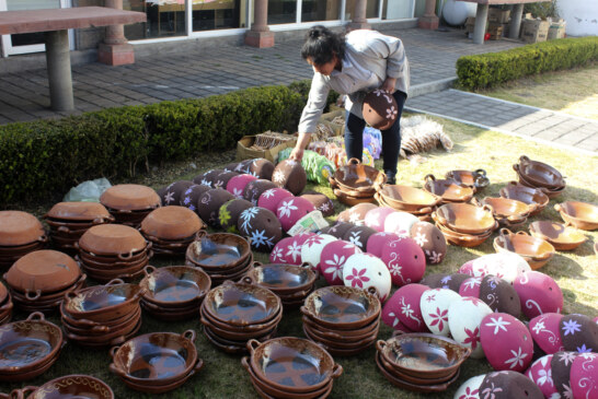 Reconoce Metepec a contribuyentes cumplidos con artesanías de barro.