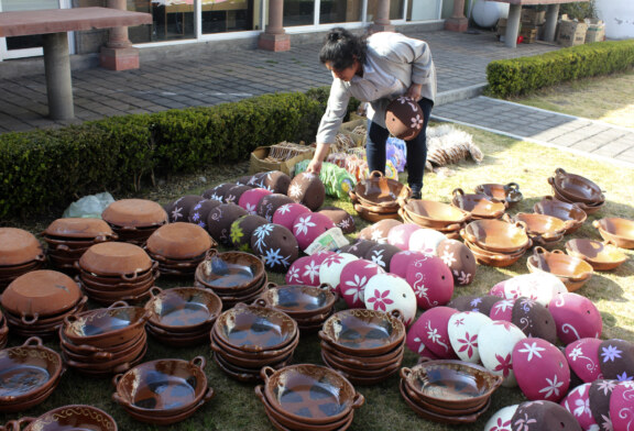 Reconoce Metepec a contribuyentes cumplidos con artesanías de barro.