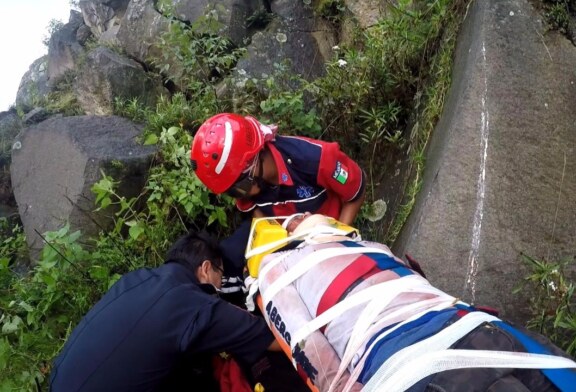 Rescata grupo relámpagos a hombre de la tercera edad que cayó a un barranco