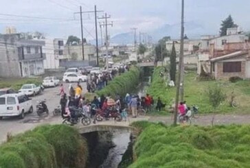Ladrón brinca a canal de aguas negras en Cuexcontitlán para evitar ser linchado