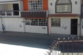 Graffitean casas para robarlas en Los Sauces en Toluca.