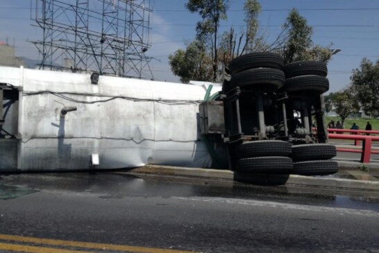 Sancionan a chofer que invadió y volcó en carril del mexibús