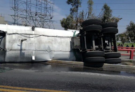 Sancionan a chofer que invadió y volcó en carril del mexibús