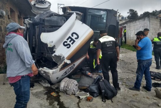 Vuelva camión que transportaba policías, uno muere.