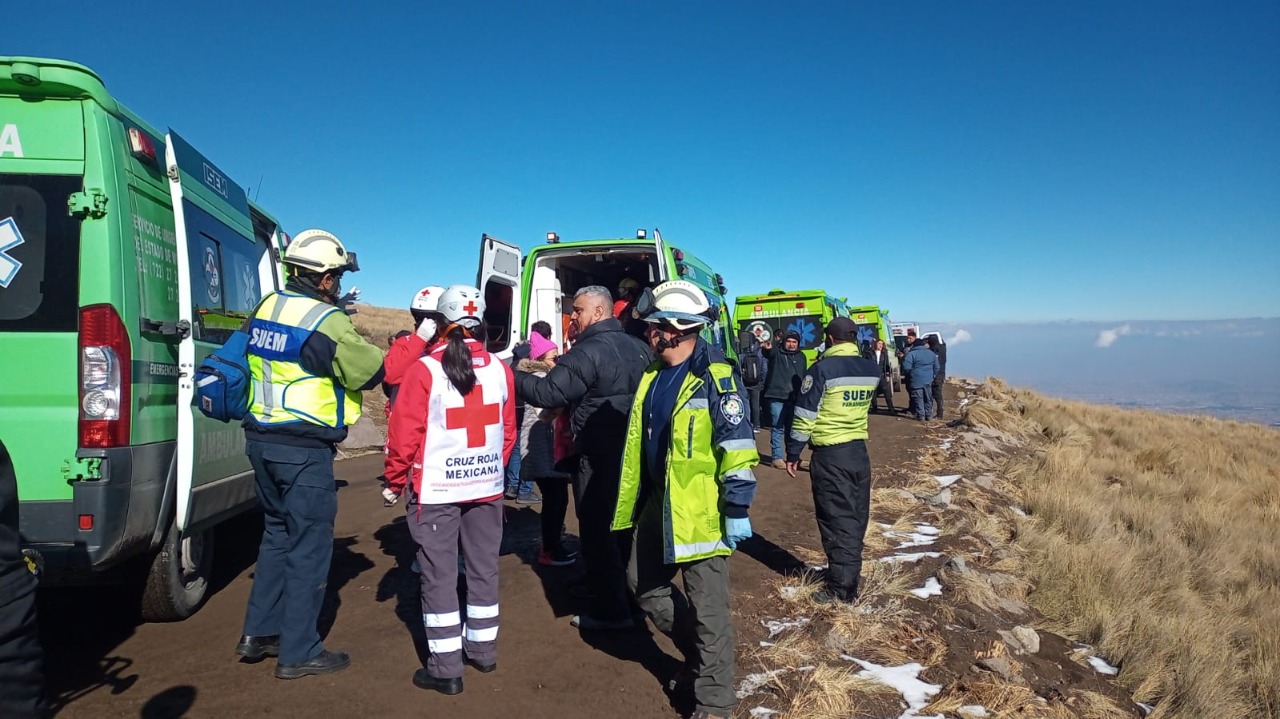 Vuelca camioneta de servicios turísticos en el Nevado de Toluca, hay 15 lesionados