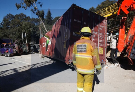 Se accidentan dos unidades de carga y una camioneta