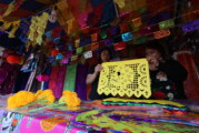 Más de tres generaciones vistiendo tradiciones con papel picado