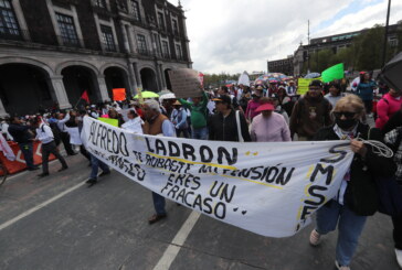 Por segunda ocasión, pensionados del ISSEMyM se manifiestan en Toluca; piden la regularización de sus pagos