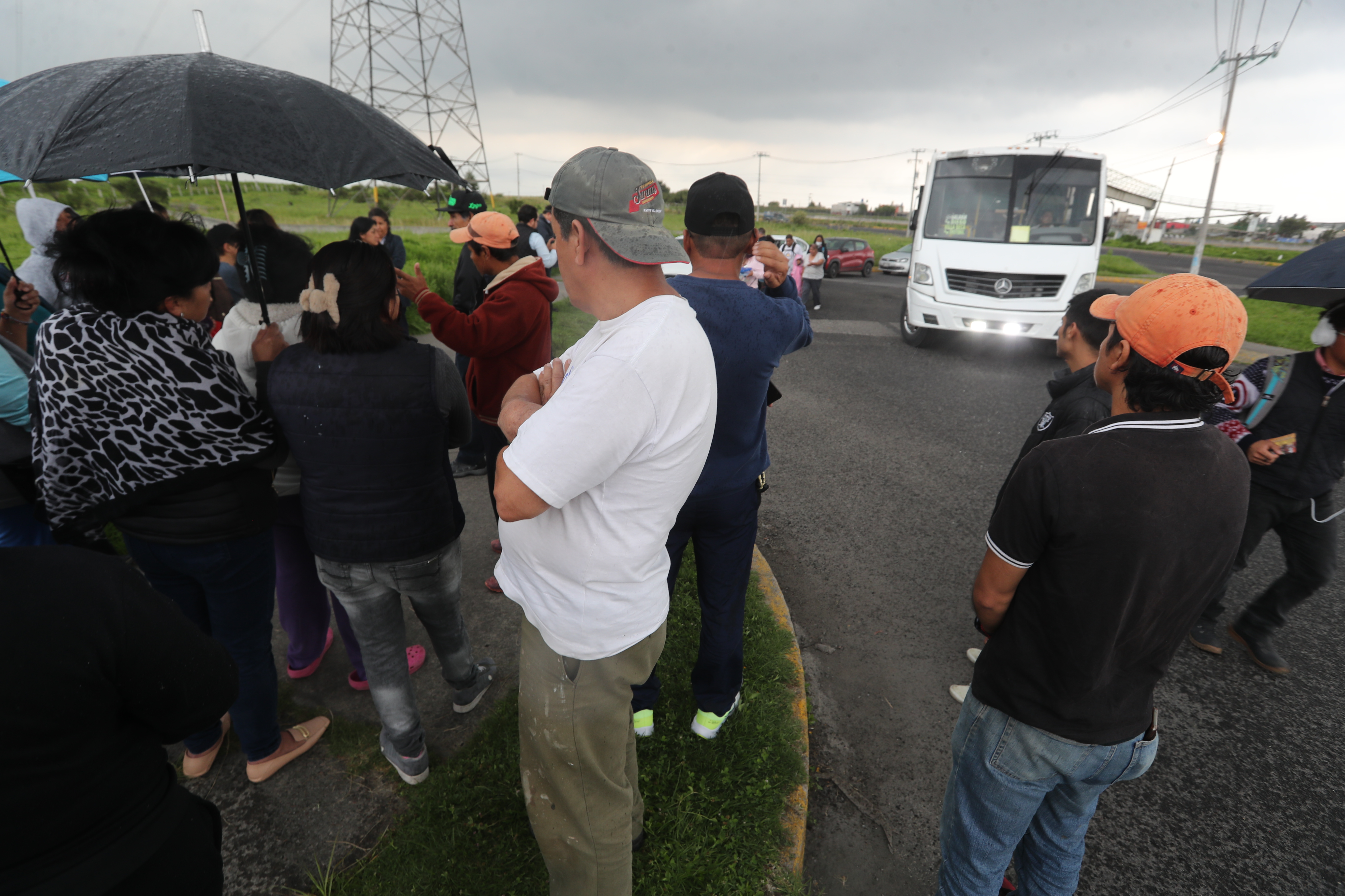 Transportistas de Flecha Blanca amenazan a los habitantes de Galaxias en Toluca