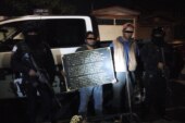 Detiene policía de Toluca a dos sujetos que robaban placas conmemorativas:
