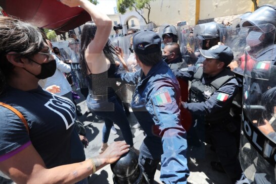 Policía Estatal agrede a reporteros de Edomex en protesta LGBTTTIQ+