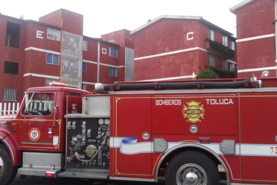 Auxilian Bomberos de Toluca en flamazo en la colonia Independencia