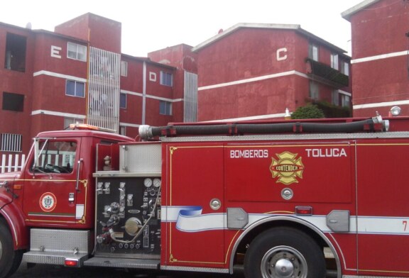 Auxilian Bomberos de Toluca en flamazo en la colonia Independencia