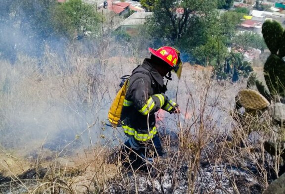 Sofocan Bomberos de Toluca incendio en cerro de Santa Cruz Atzcapotzaltongo